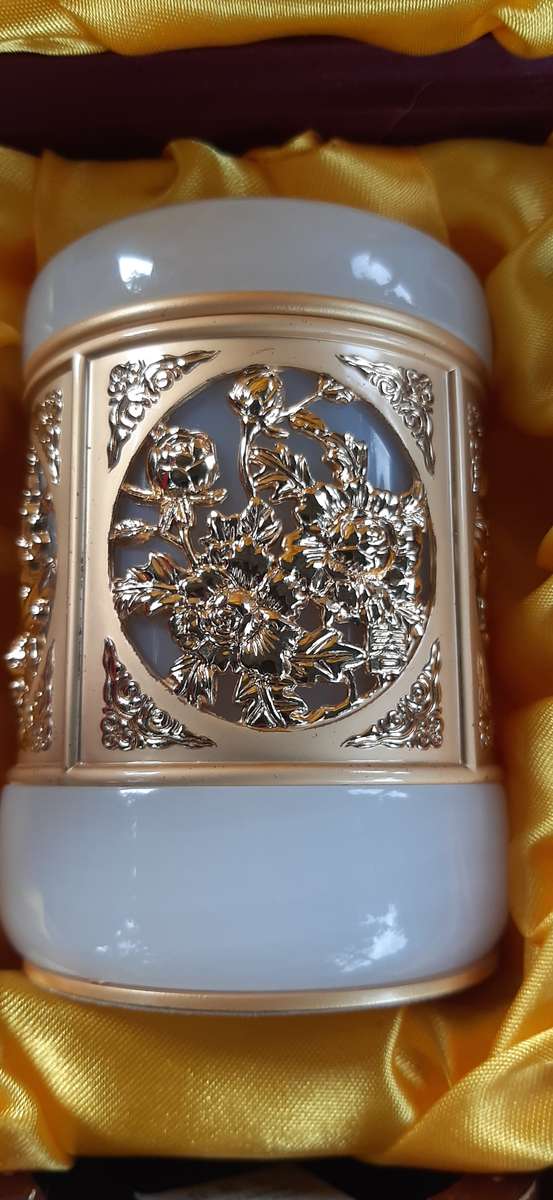 EXQUISITE SWAN TEA CANISTER WITH LUXURIOUS DISPLAY BOX