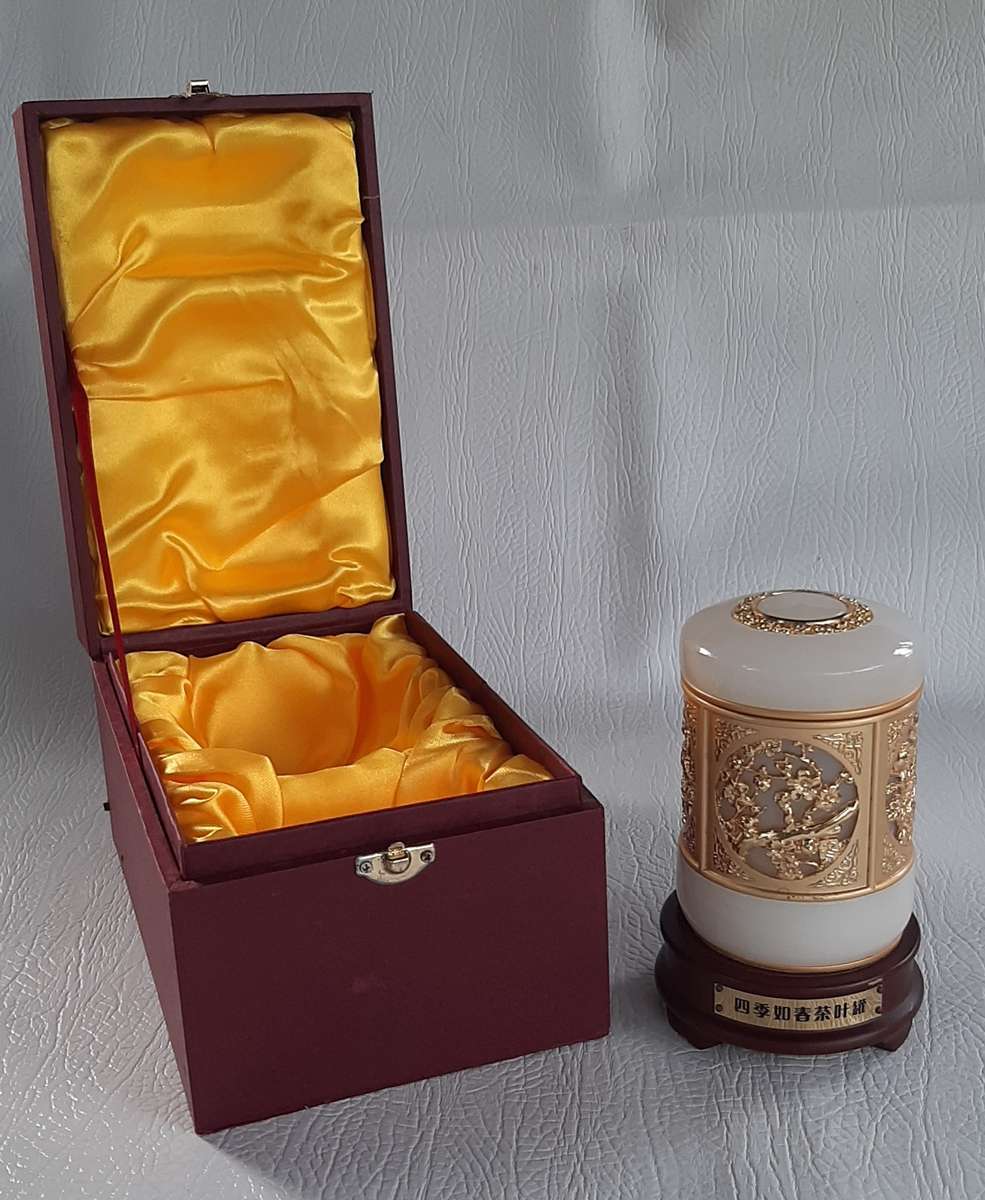 EXQUISITE SWAN TEA CANISTER WITH LUXURIOUS DISPLAY BOX