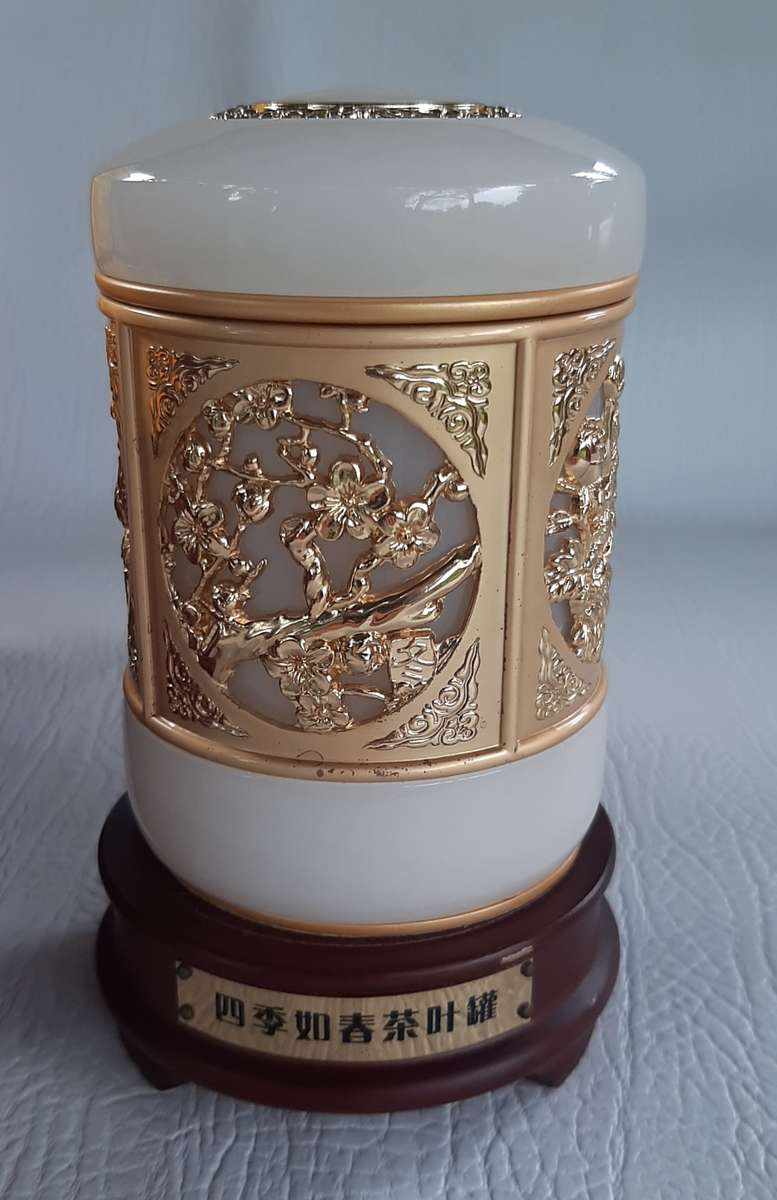 EXQUISITE SWAN TEA CANISTER WITH LUXURIOUS DISPLAY BOX