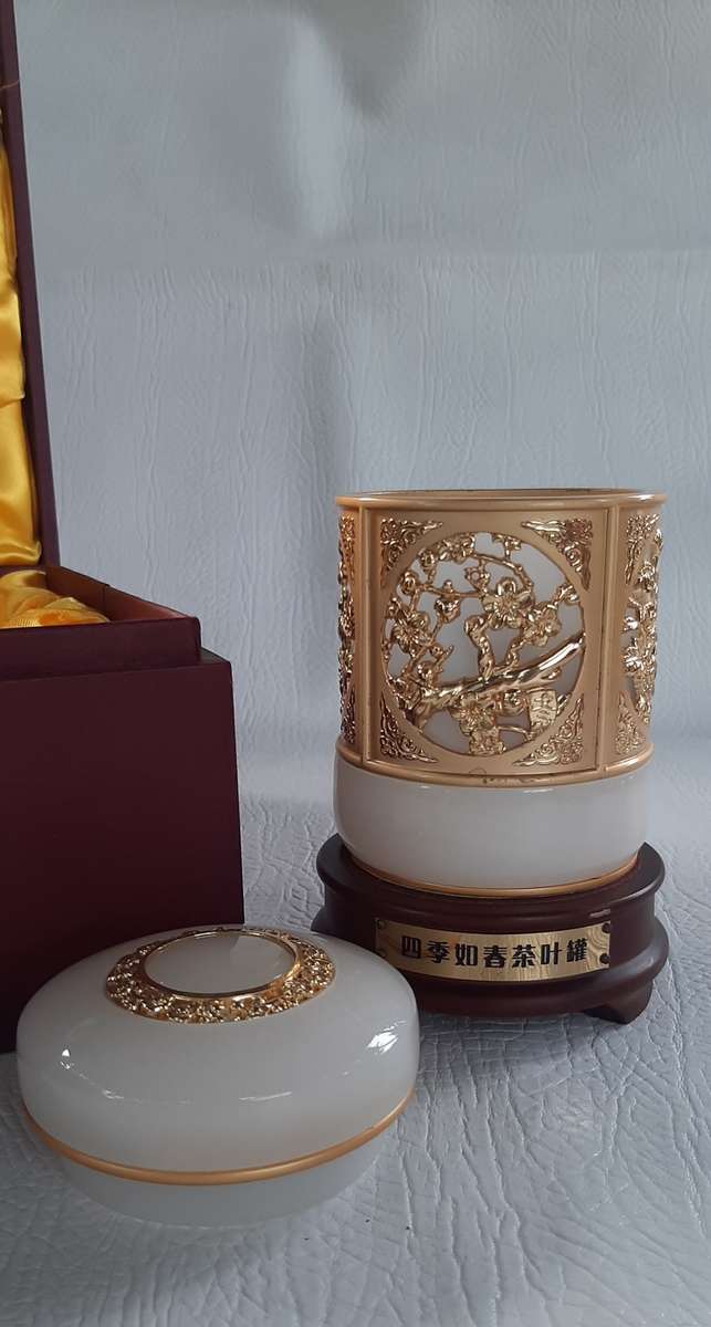EXQUISITE SWAN TEA CANISTER WITH LUXURIOUS DISPLAY BOX