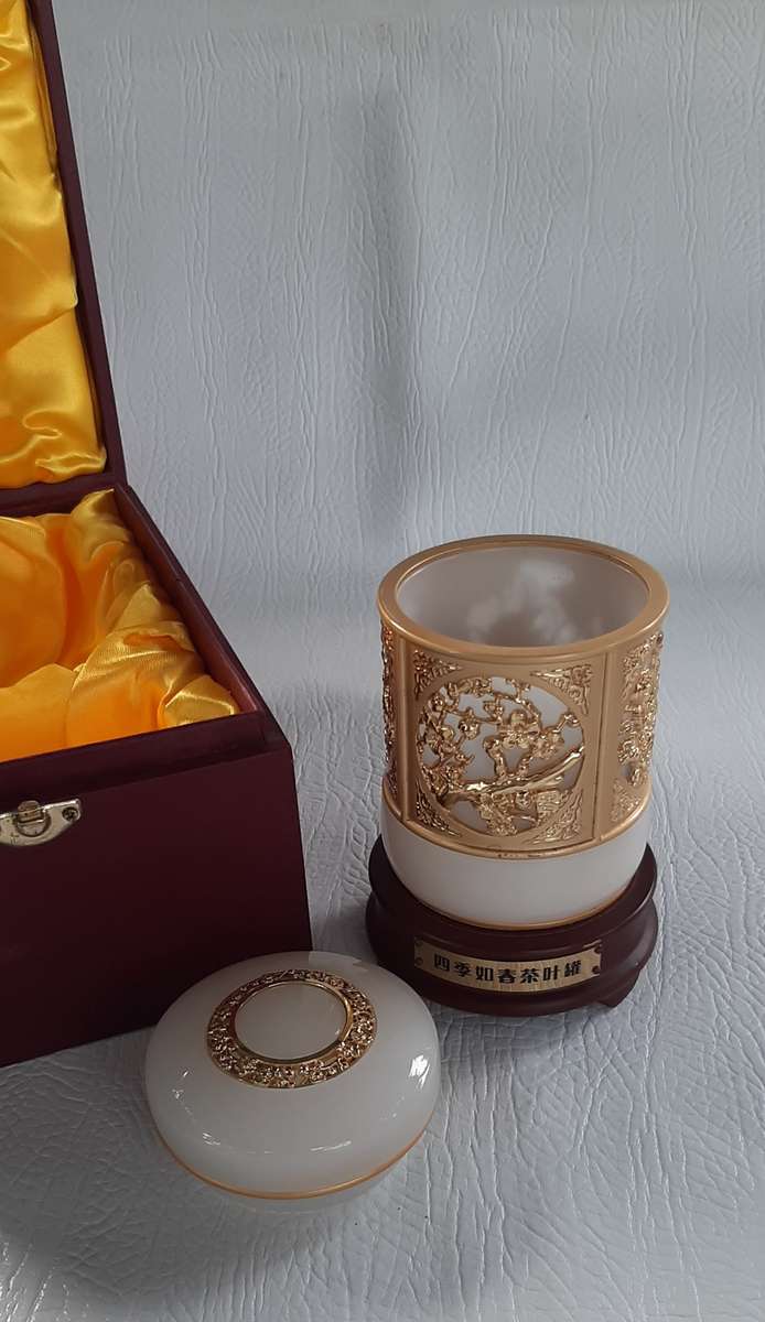 EXQUISITE SWAN TEA CANISTER WITH LUXURIOUS DISPLAY BOX