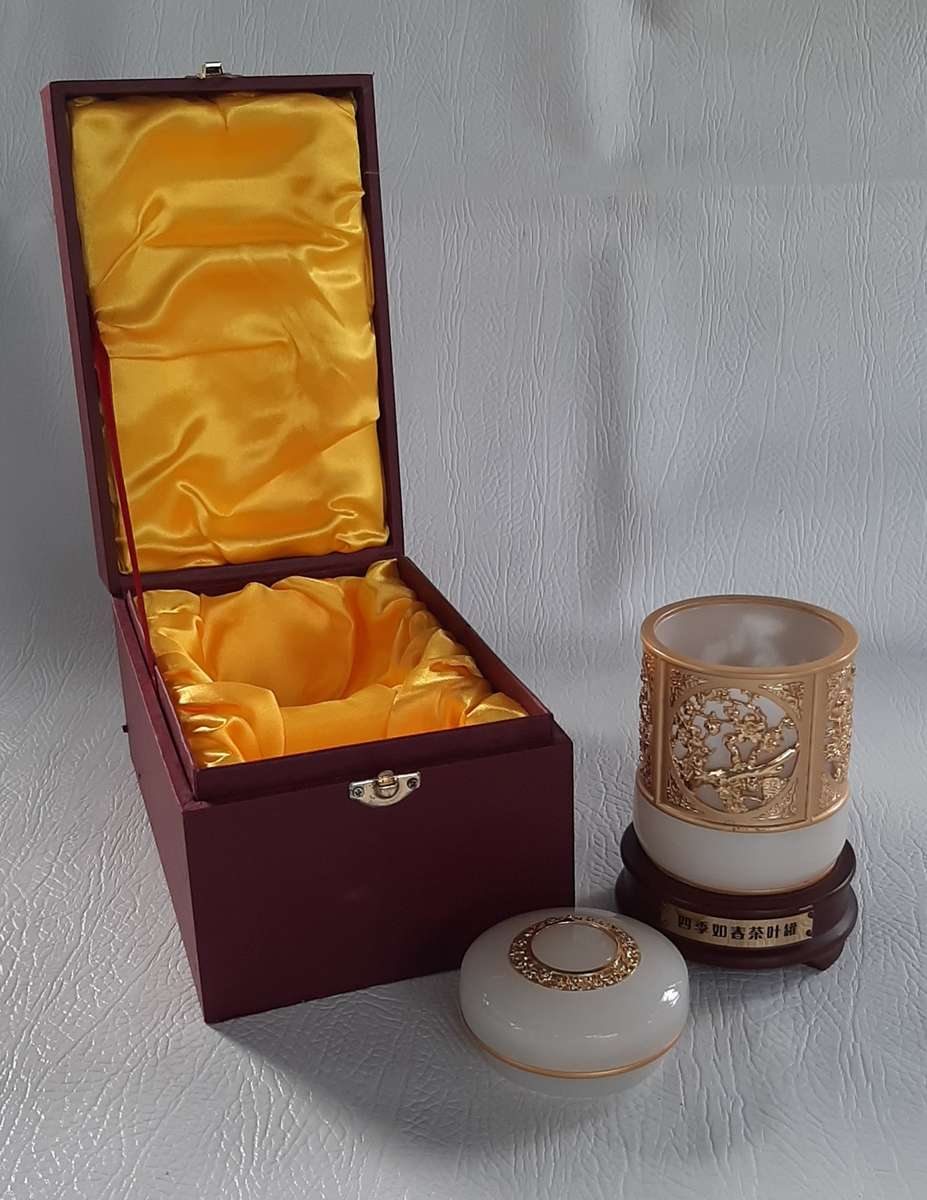EXQUISITE SWAN TEA CANISTER WITH LUXURIOUS DISPLAY BOX
