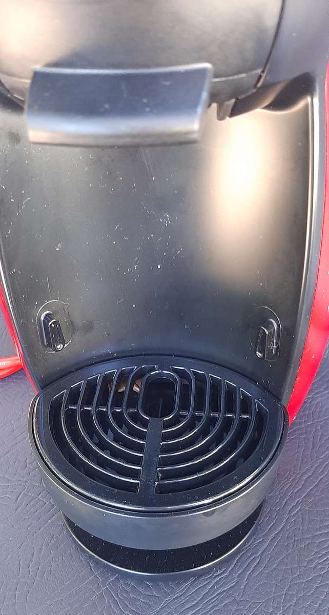 NESCAFE DOLCE GUSTO COFFEE MACHINE - EXCELLENT CONDITION!