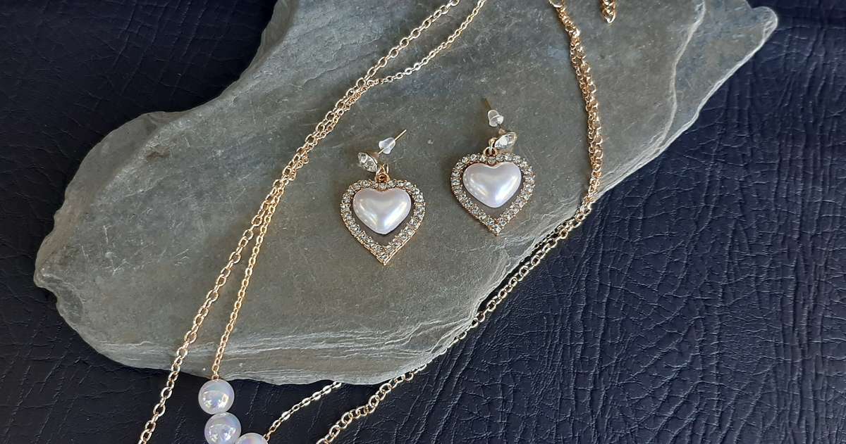 ELEGANT HEART-THEMED JEWELLERY SET - ACRYLIC PEARLS & DIAMANTE ACCENTS