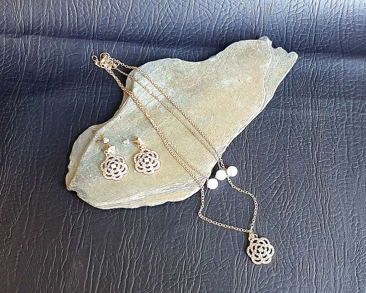 ELEGANT FLOWER-THEMED JEWELLERY SET - ACRYLIC PEARLS & DIAMANTE ACCENTS