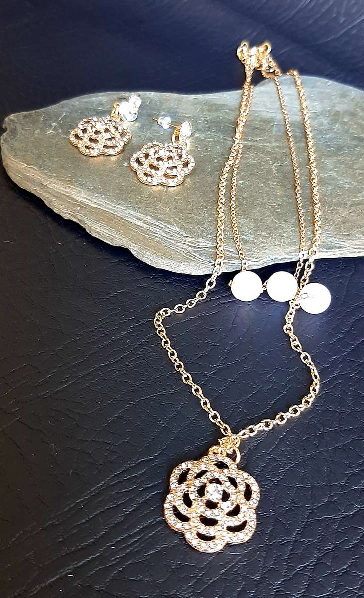 ELEGANT FLOWER-THEMED JEWELLERY SET - ACRYLIC PEARLS & DIAMANTE ACCENTS