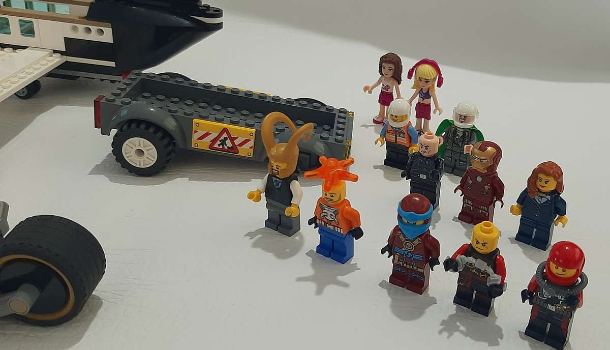 ULTIMATE LEGO COLLECTOR'S LOT - MINIFIGURES, BLOCKS & BUILDS!