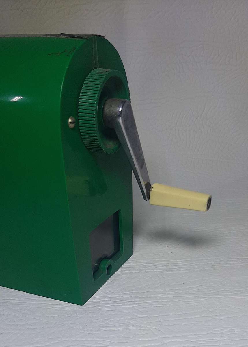 VINTAGE TOMBOW MANUAL PENCIL SHARPENER - WORKING CONDITION