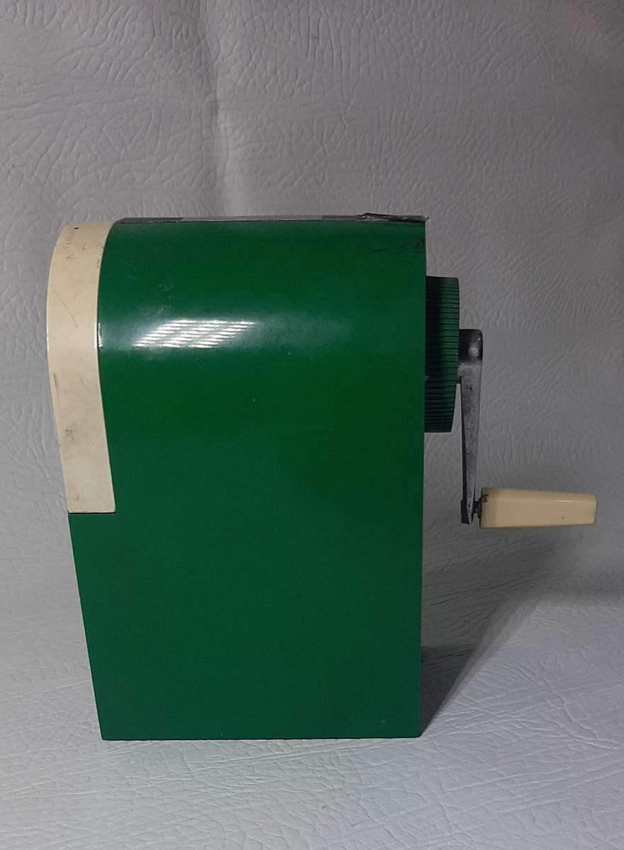 VINTAGE TOMBOW MANUAL PENCIL SHARPENER - WORKING CONDITION