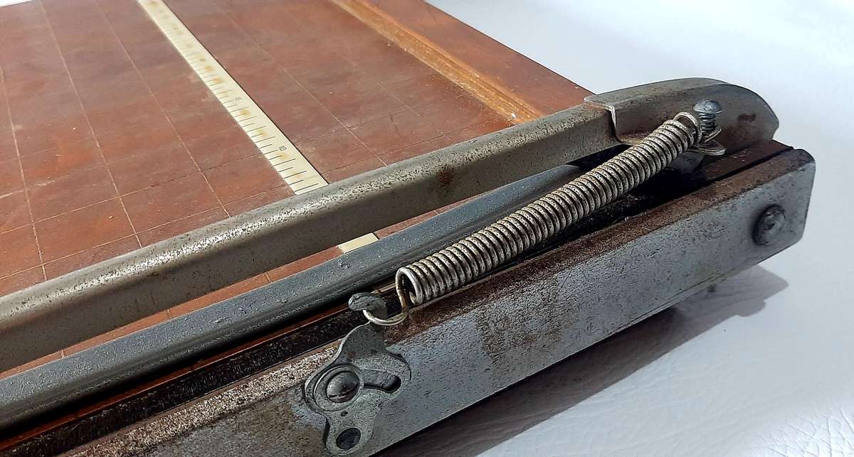 VINTAGE LION PAPER CUTTER - FULLY FUNCTIONAL & COLLECTIBLE