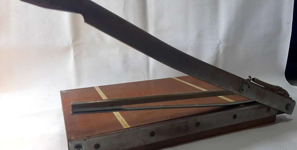 VINTAGE LION PAPER CUTTER - FULLY FUNCTIONAL & COLLECTIBLE