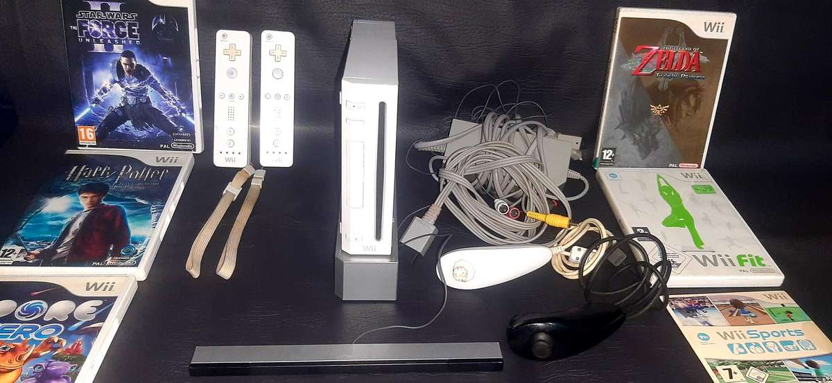 NINTENDO Wii CONSOLE (WHITE) - COMPLETE SET WITH ACCESSORIES & GAMES