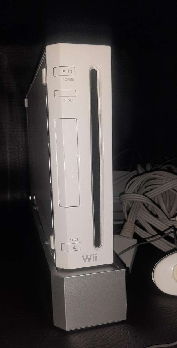 NINTENDO Wii CONSOLE (WHITE) - COMPLETE SET WITH ACCESSORIES & GAMES