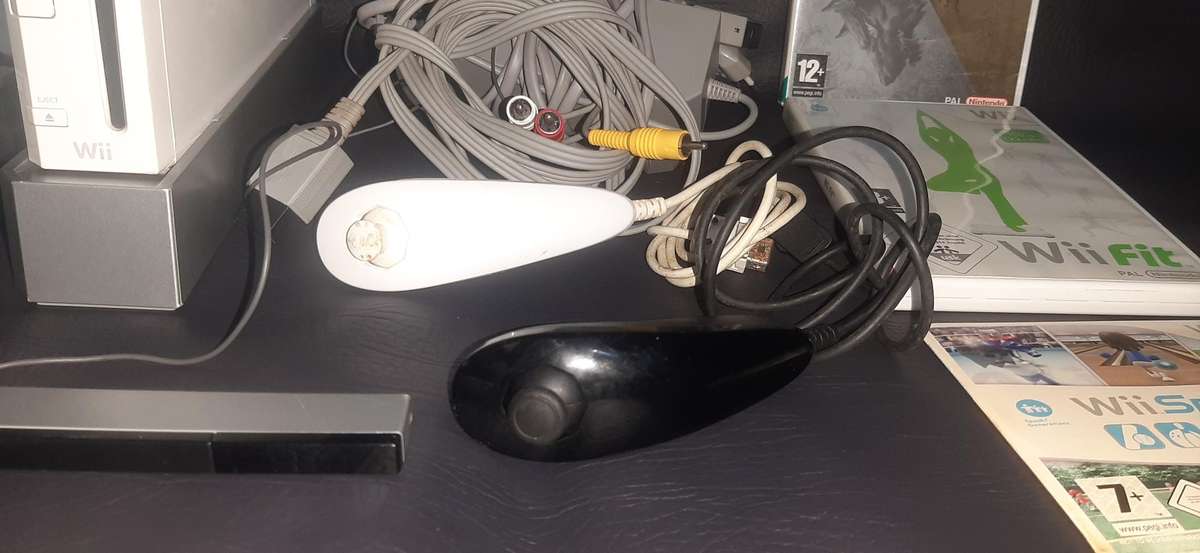 NINTENDO Wii CONSOLE (WHITE) - COMPLETE SET WITH ACCESSORIES & GAMES