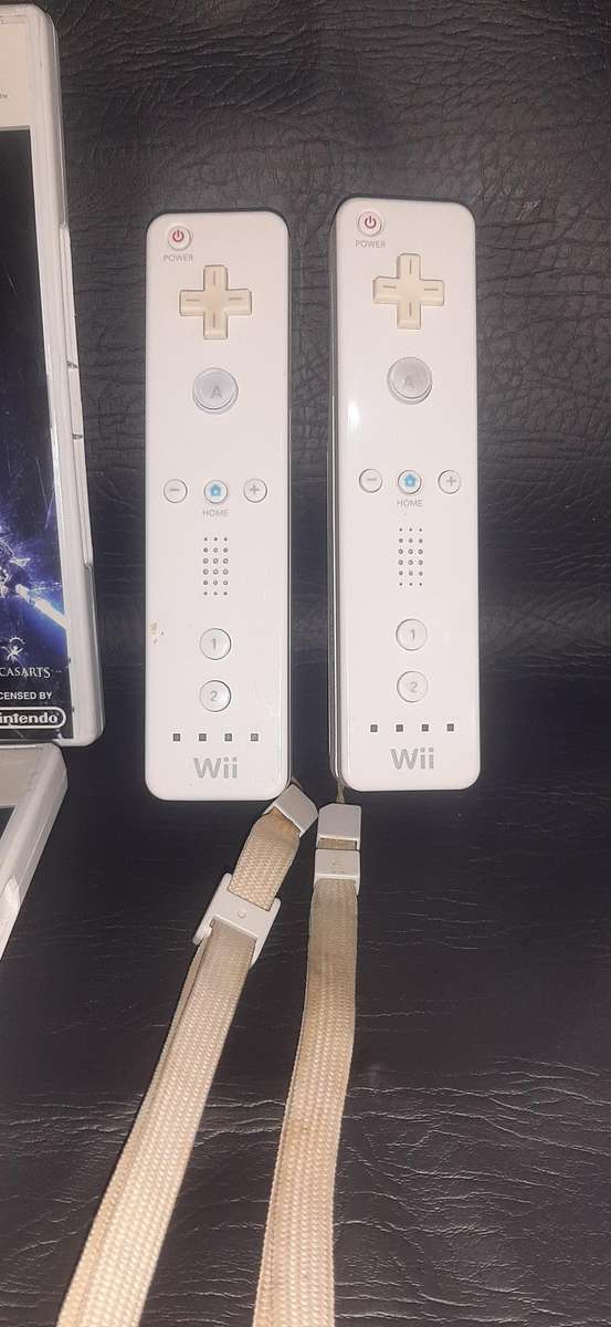 NINTENDO Wii CONSOLE (WHITE) - COMPLETE SET WITH ACCESSORIES & GAMES