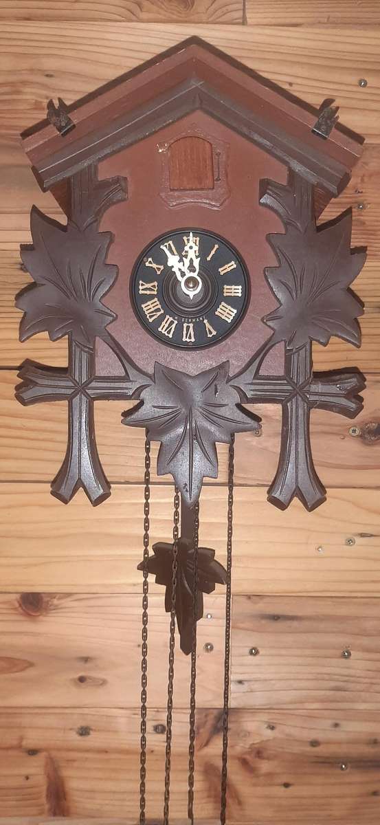 VINTAGE WOODEN CUCKOO CLOCK - CLASSIC CHARM & FUNCTIONALITY