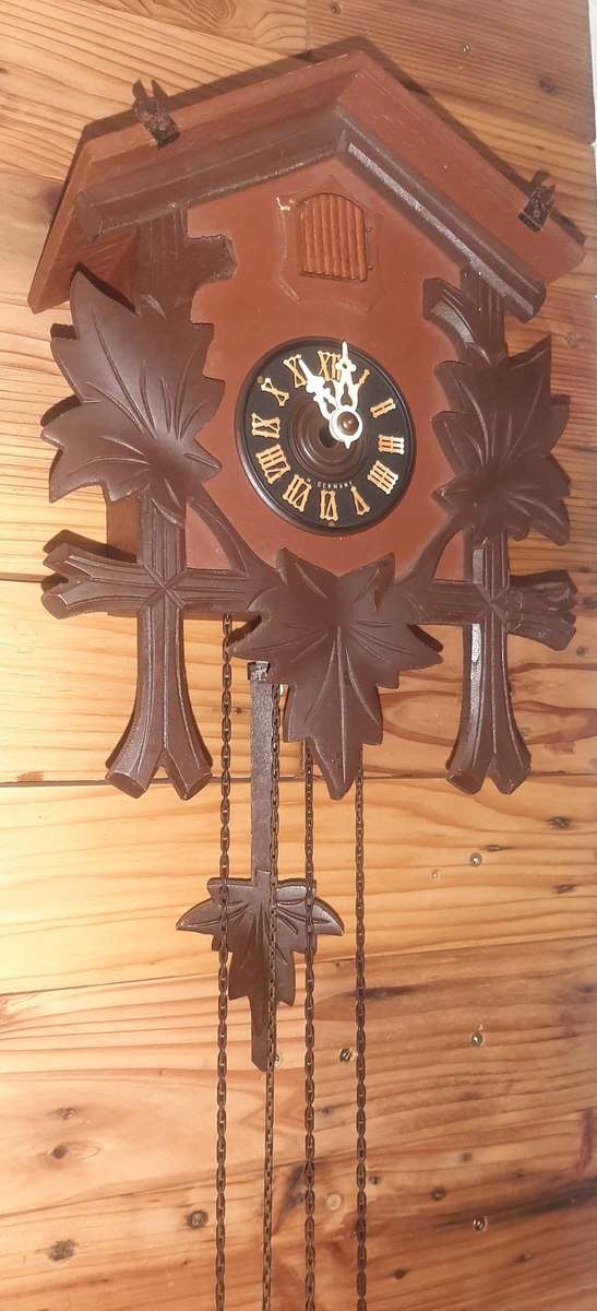 VINTAGE WOODEN CUCKOO CLOCK - CLASSIC CHARM & FUNCTIONALITY