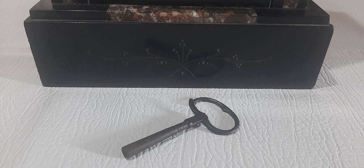 VICTORIAN SLATE MANTEL CLOCK - A TIMELESS TREASURE FROM THE 19th CENTURY