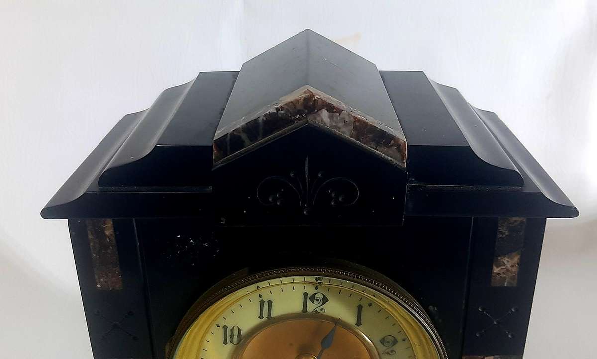 VICTORIAN SLATE MANTEL CLOCK - A TIMELESS TREASURE FROM THE 19th CENTURY