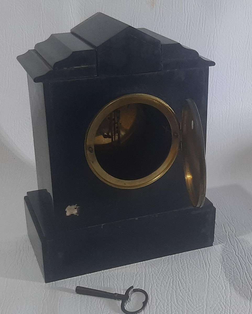 VICTORIAN SLATE MANTEL CLOCK - A TIMELESS TREASURE FROM THE 19th CENTURY