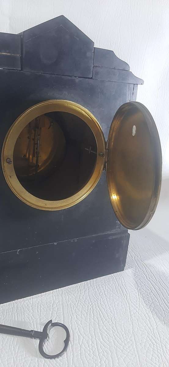 VICTORIAN SLATE MANTEL CLOCK - A TIMELESS TREASURE FROM THE 19th CENTURY