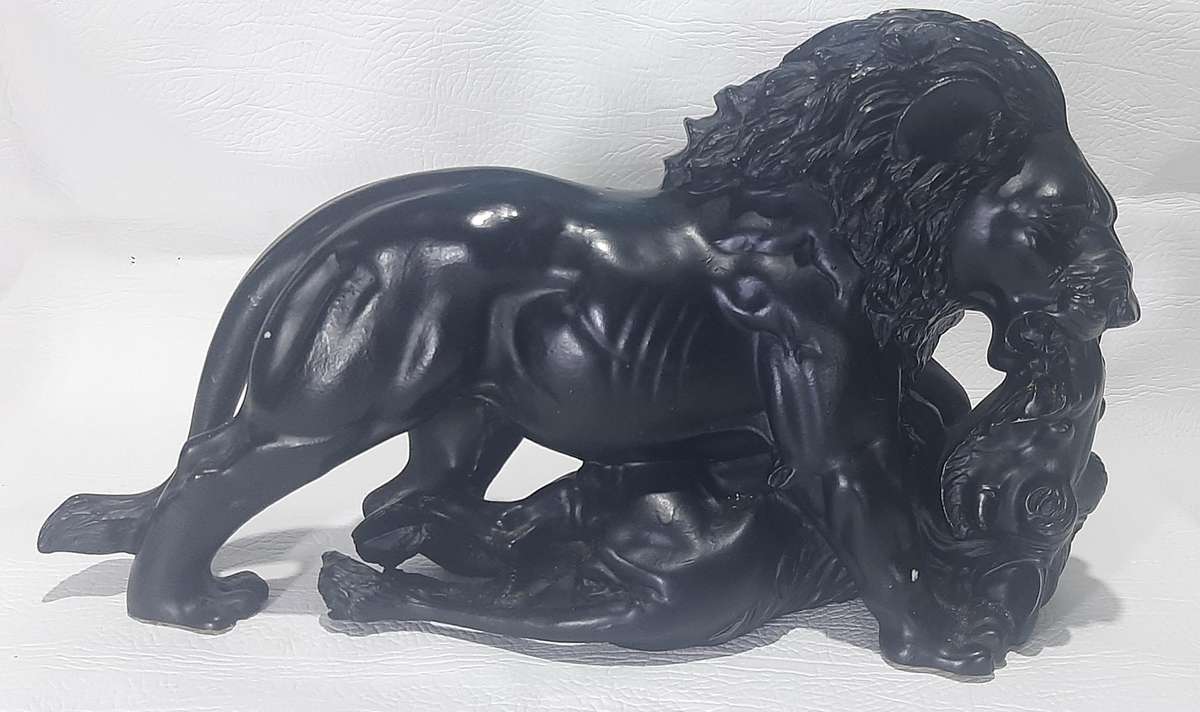 MAJESTIC LION vs WARTHOG RESIN SCULPTURE - EXQUISITE WILDLIFE ART