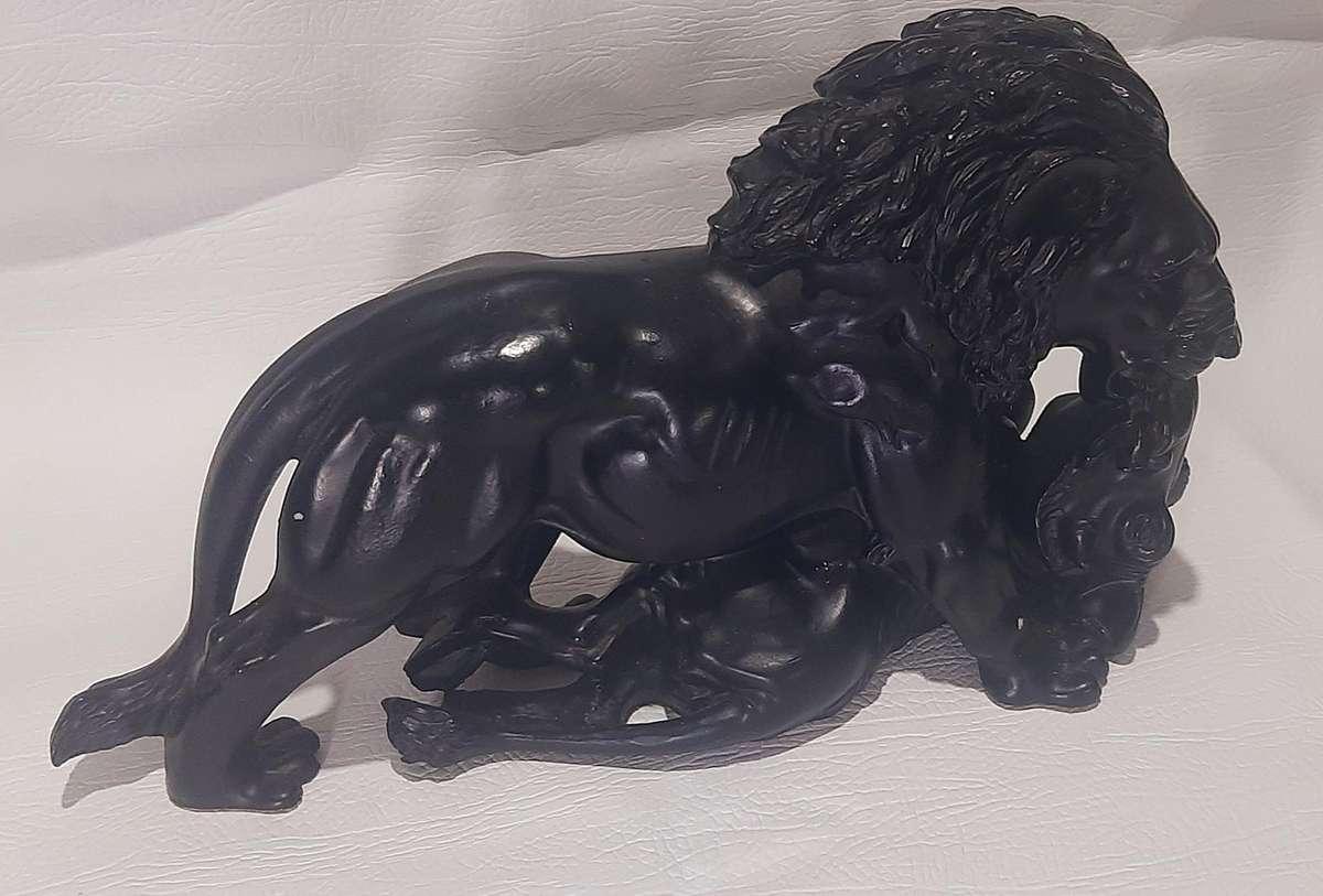 MAJESTIC LION vs WARTHOG RESIN SCULPTURE - EXQUISITE WILDLIFE ART