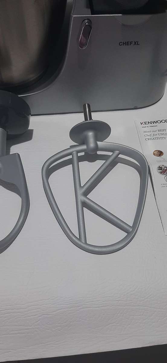 KENWOOD CHEF XL - LIKE NEW!  PREMIUM KITCHEN POWERHOUSE WITH GLASS BLENDER ATTACHMENT!