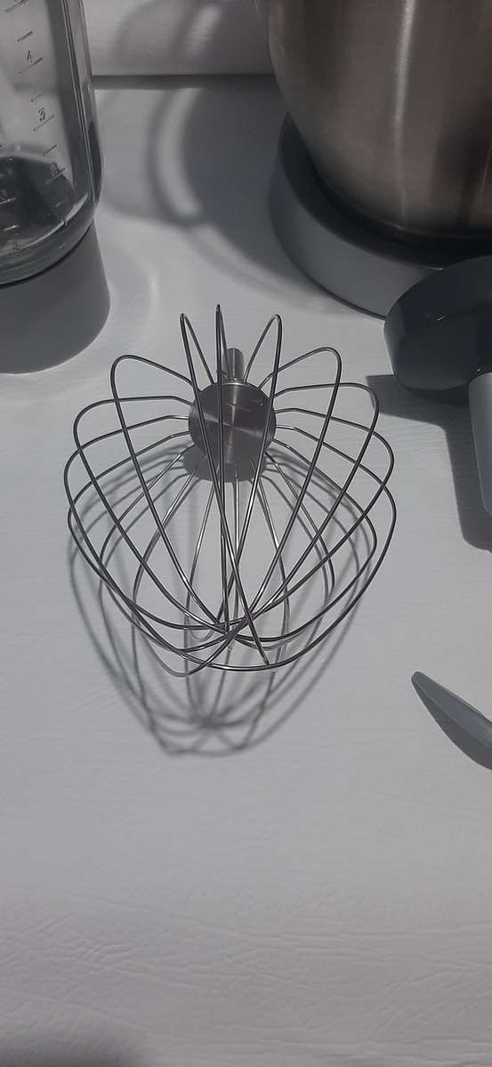 KENWOOD CHEF XL - LIKE NEW!  PREMIUM KITCHEN POWERHOUSE WITH GLASS BLENDER ATTACHMENT!