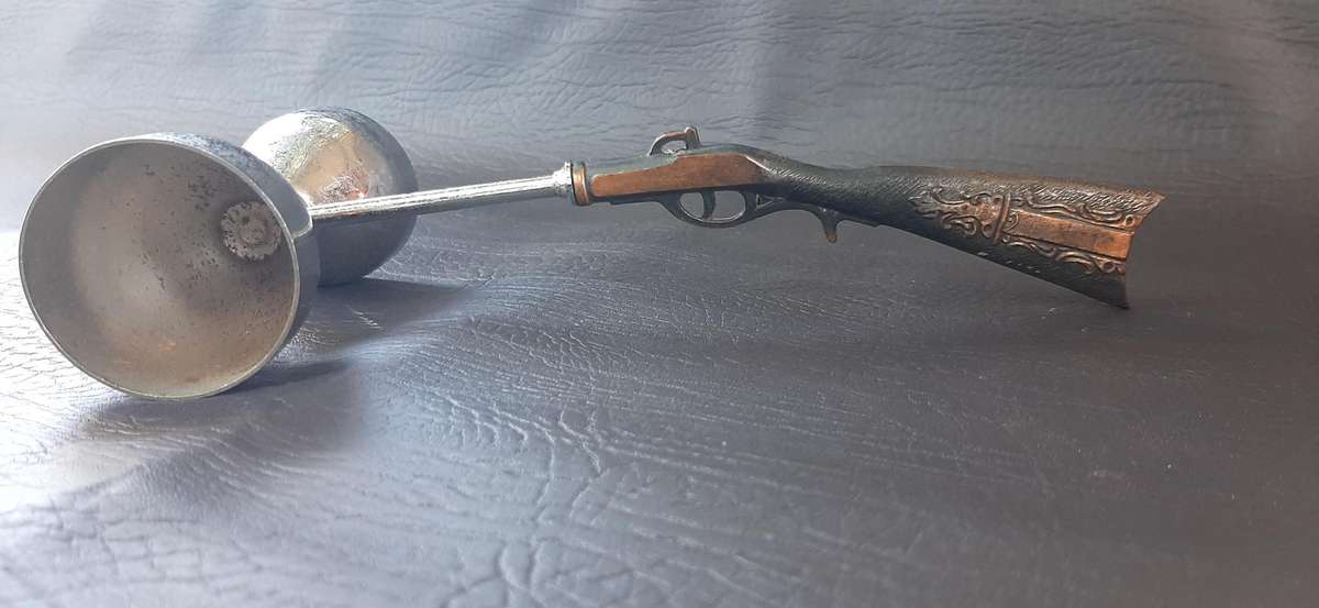 SHOTS FIRED  VINTAGE RIFLE TOT MEASURE (22 CM)