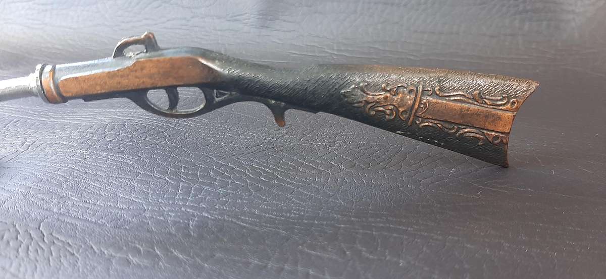 SHOTS FIRED  VINTAGE RIFLE TOT MEASURE (22 CM)