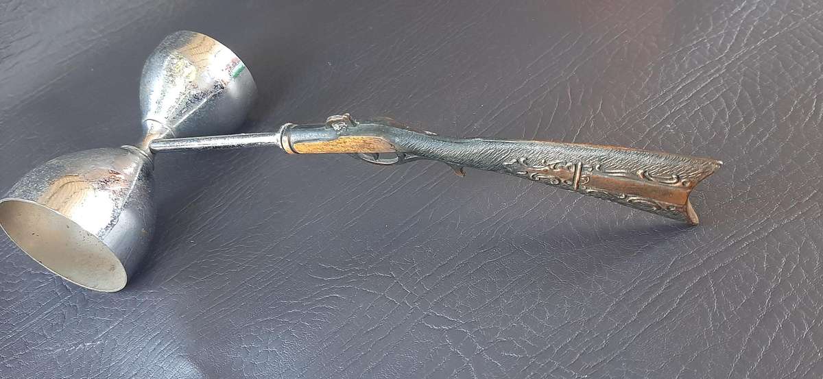 SHOTS FIRED  VINTAGE RIFLE TOT MEASURE (22 CM)