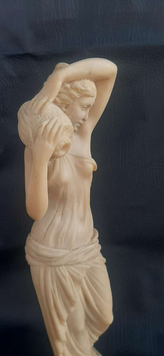 WATER BEARER  CLASSICAL LADY STATUE WITH VASE (39CM)