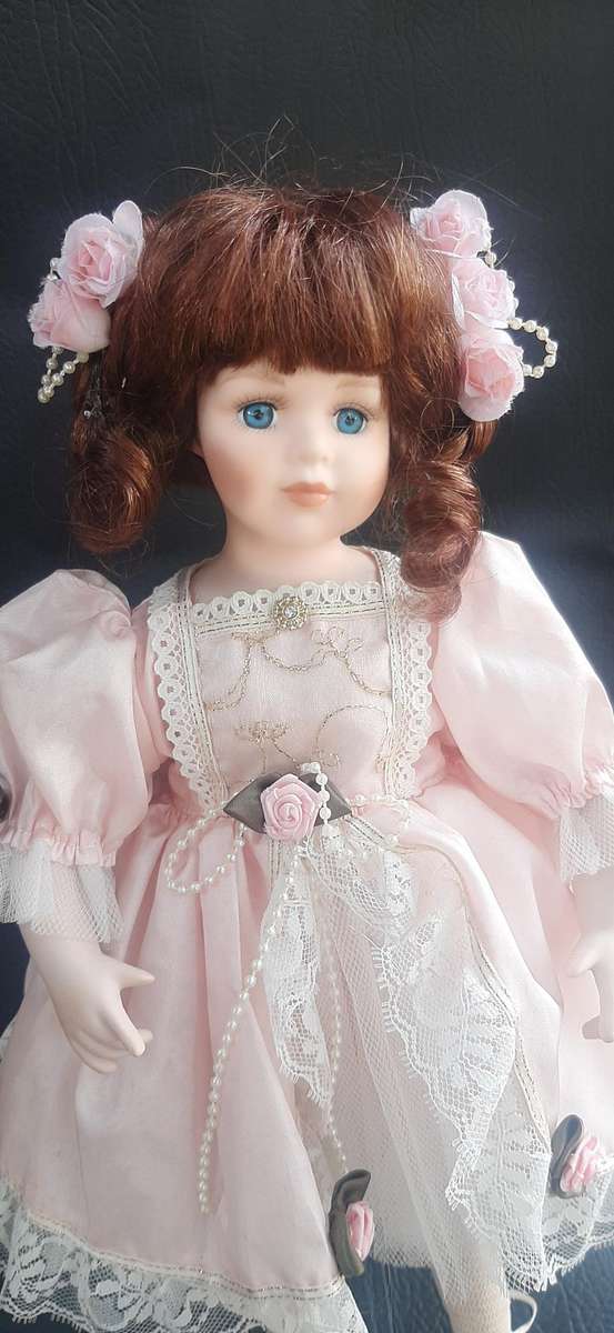 LEONARDO ROSE  PORCELAIN VICTORIAN DOLL WITH LACE STAND (38CM)