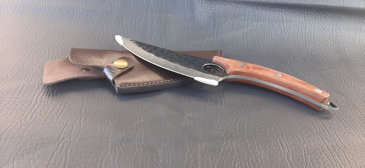 HUNTING & SKINNING KNIFE  DAMASCUS-STYLE BLADE WITH FINGER HOLE & FAUX LEATHER SHEATH