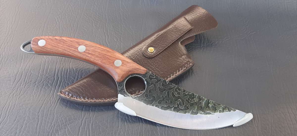 HUNTING & SKINNING KNIFE  DAMASCUS-STYLE BLADE WITH FINGER HOLE & FAUX LEATHER SHEATH