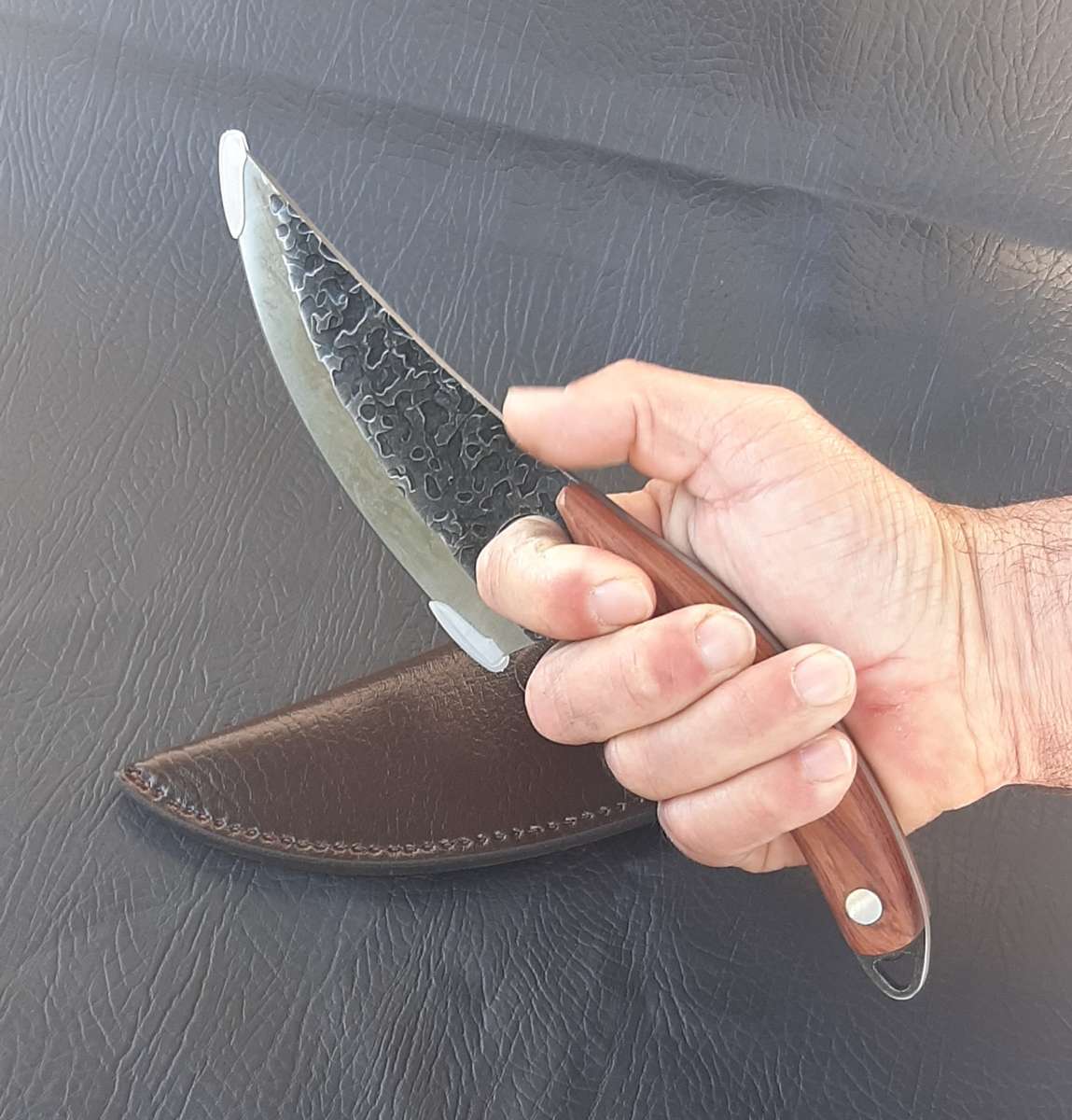 HUNTING & SKINNING KNIFE  DAMASCUS-STYLE BLADE WITH FINGER HOLE & FAUX LEATHER SHEATH