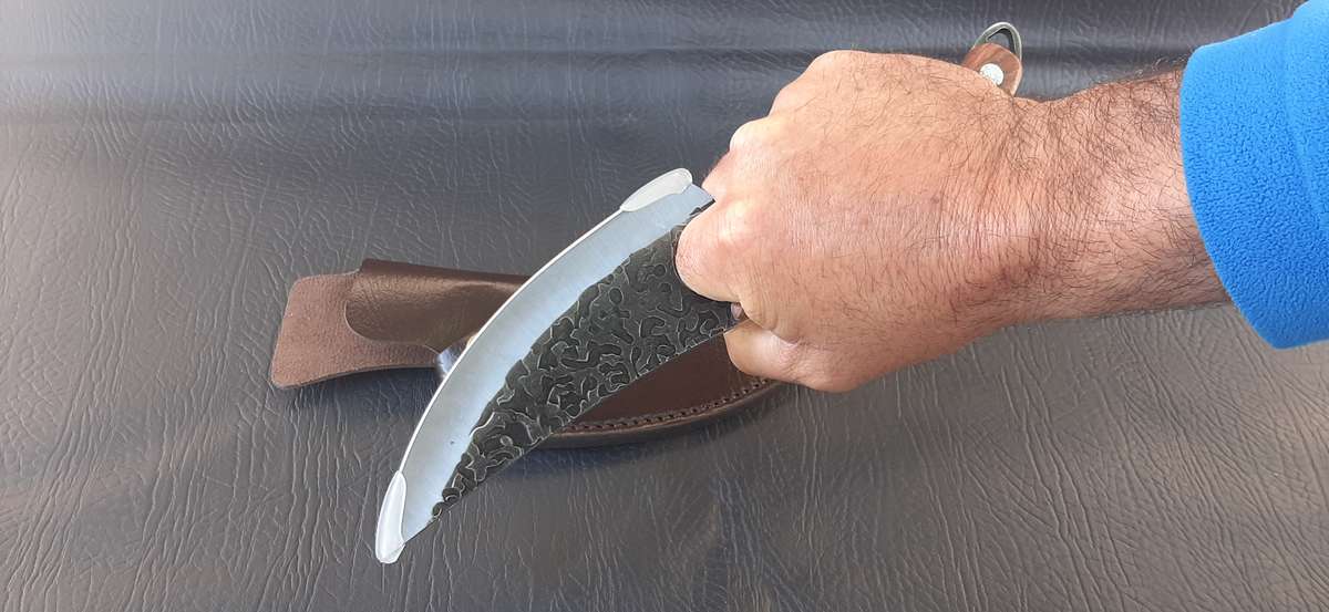 HUNTING & SKINNING KNIFE  DAMASCUS-STYLE BLADE WITH FINGER HOLE & FAUX LEATHER SHEATH