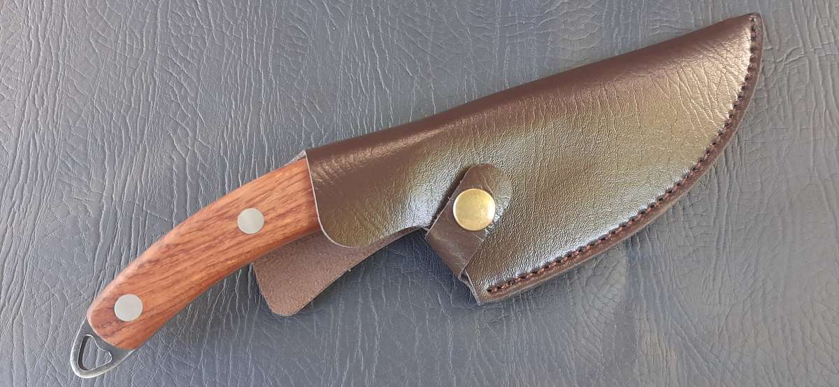 HUNTING & SKINNING KNIFE  DAMASCUS-STYLE BLADE WITH FINGER HOLE & FAUX LEATHER SHEATH