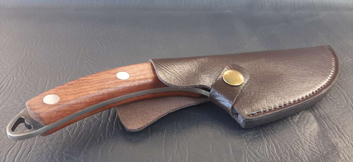 HUNTING & SKINNING KNIFE  DAMASCUS-STYLE BLADE WITH FINGER HOLE & FAUX LEATHER SHEATH