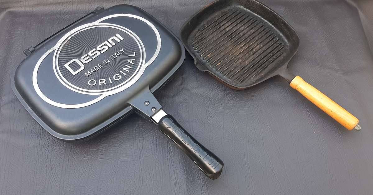 SECOND-HAND COOKWARE DUO  CAST IRON GRILL & DOUBLE-SIDED PAN