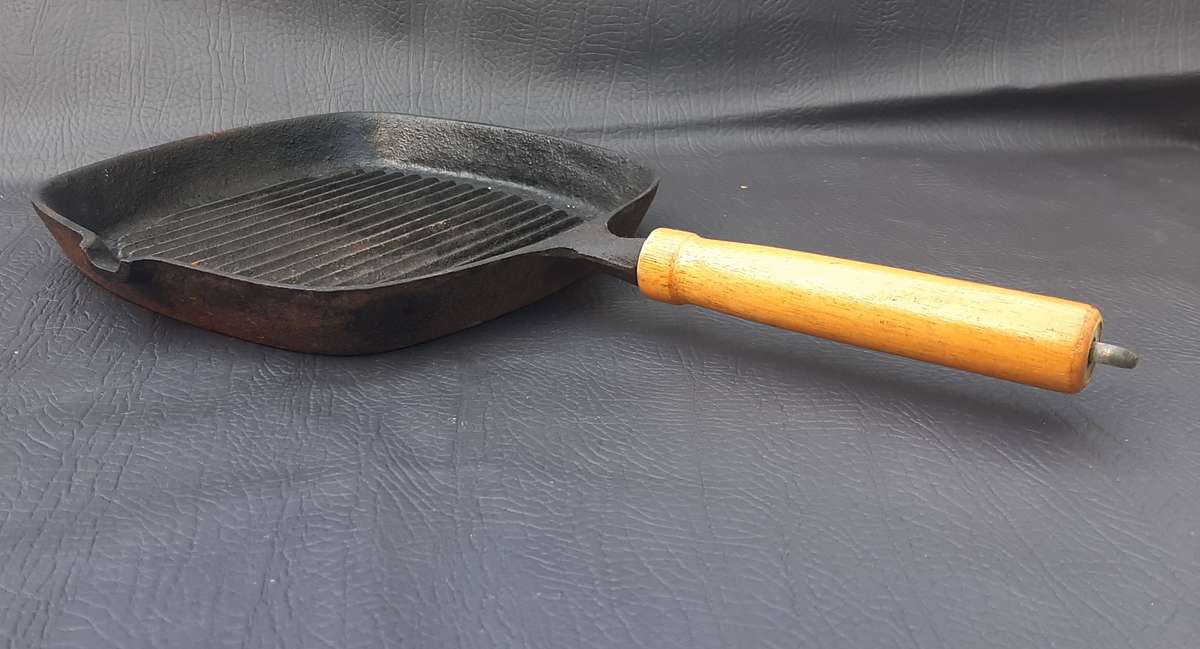 SECOND-HAND COOKWARE DUO  CAST IRON GRILL & DOUBLE-SIDED PAN