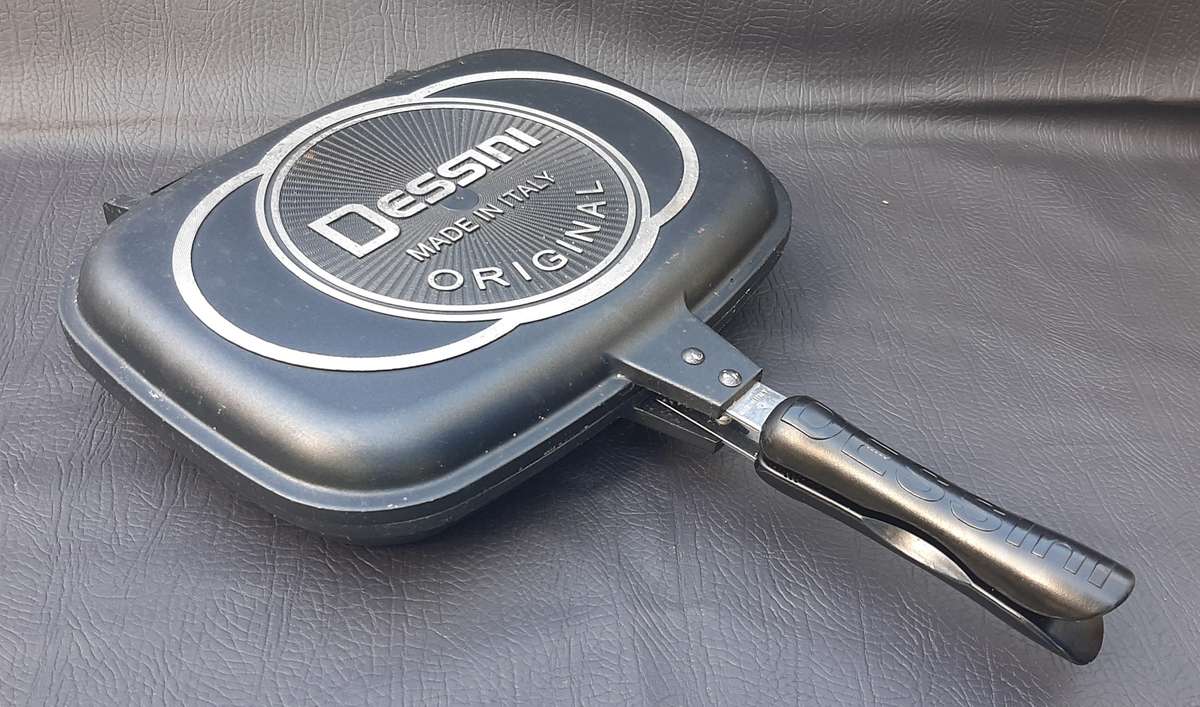 SECOND-HAND COOKWARE DUO  CAST IRON GRILL & DOUBLE-SIDED PAN