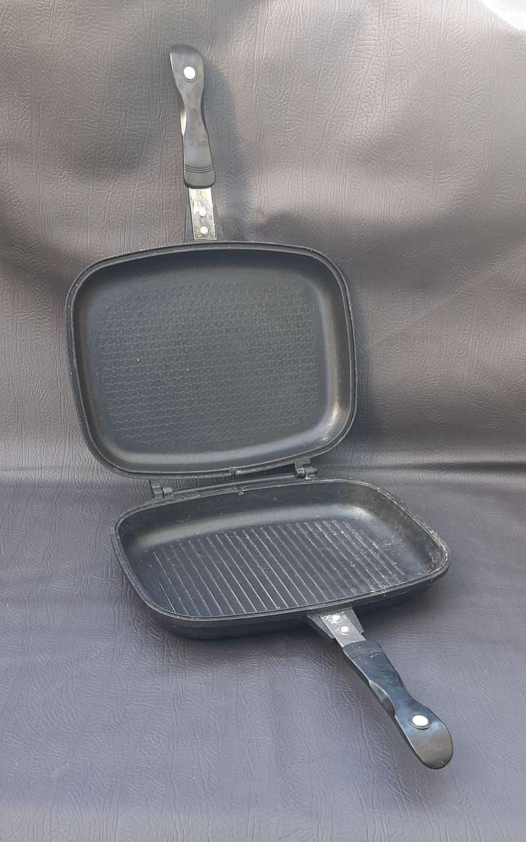 SECOND-HAND COOKWARE DUO  CAST IRON GRILL & DOUBLE-SIDED PAN