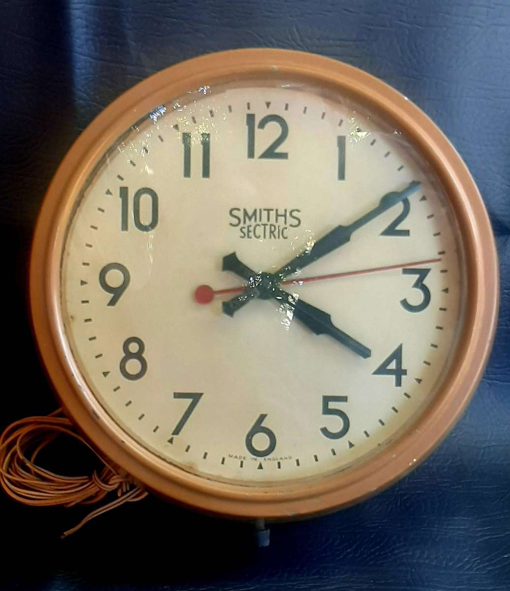 SMITHS SECTRIC  VINTAGE ENGLISH ELECTRIC WALL CLOCK (29CM DIAMETER, UNTESTED)