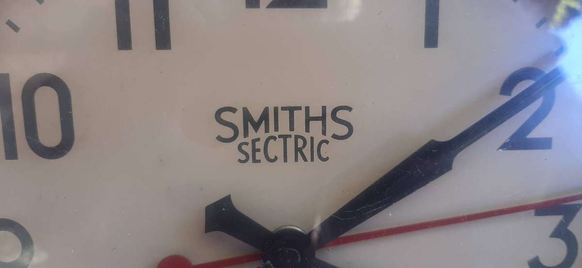 SMITHS SECTRIC  VINTAGE ENGLISH ELECTRIC WALL CLOCK (29CM DIAMETER, UNTESTED)