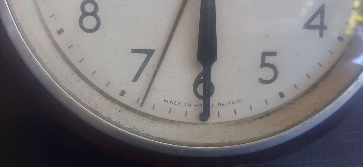 GENALEX  VINTAGE BRITISH ELECTRIC WALL CLOCK (20CM DIAMETER, UNTESTED)