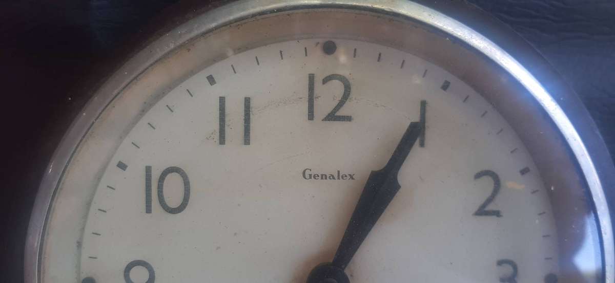 GENALEX  VINTAGE BRITISH ELECTRIC WALL CLOCK (20CM DIAMETER, UNTESTED)