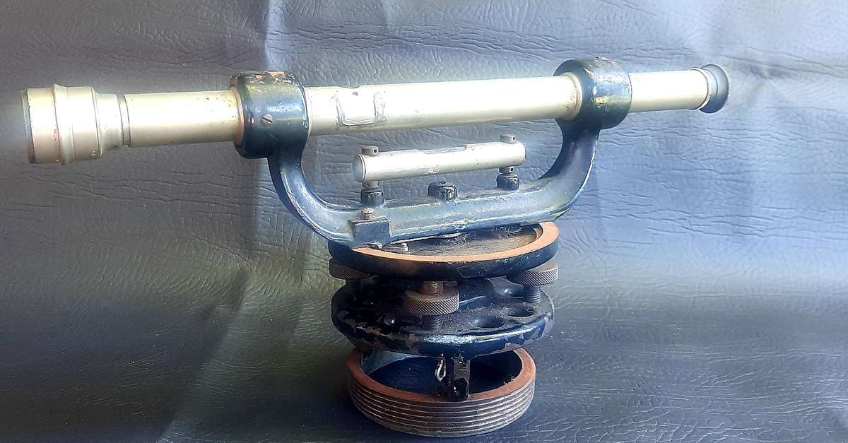 VINTAGE THEODOLITE  HEAVY METAL BODY, STAINLESS SCOPE, WORKING OPTICS (32CM)