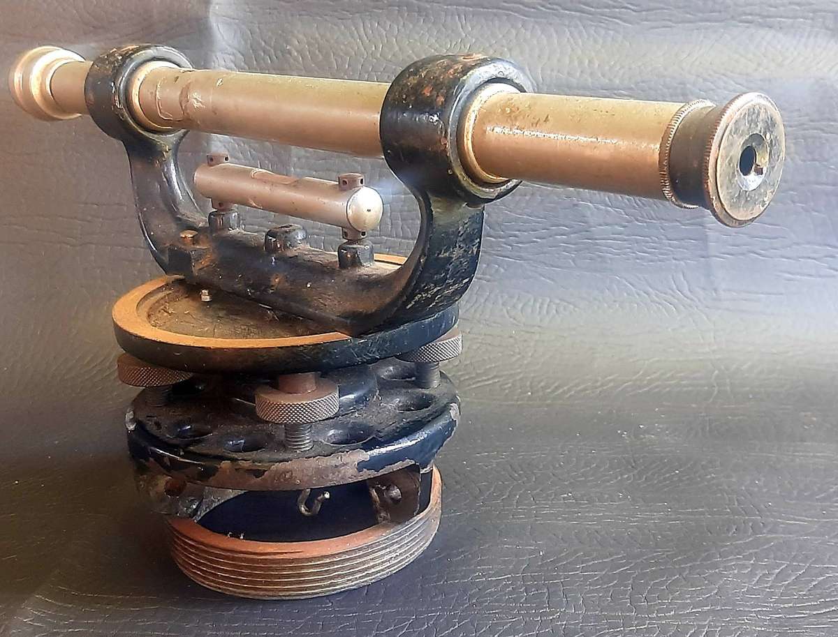 VINTAGE THEODOLITE  HEAVY METAL BODY, STAINLESS SCOPE, WORKING OPTICS (32CM)